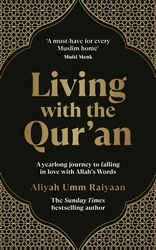 Book cover of Living with the Qur’an by Aliyah Umm Raiyaan
